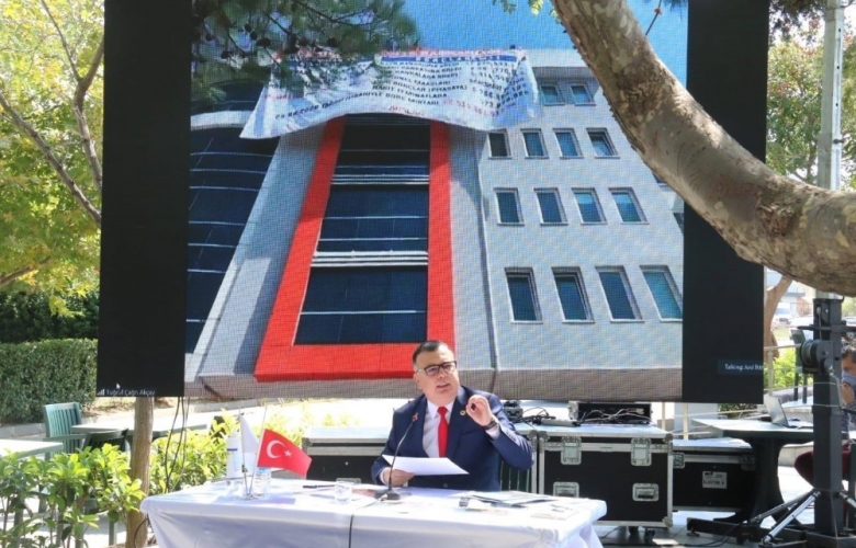 GELİR, GİDER TABLOSU PANKARTINI CANLI YAYIN EŞLİĞİNDE ASTIRDI