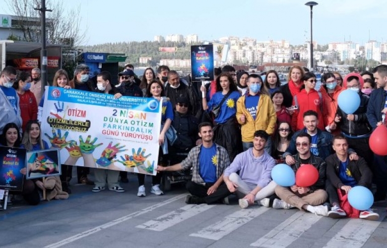 ÇOMÜ HALKLA İLİŞKİLER ÖĞRENCİLERİNDEN OTİZM FARKINDALIĞI YÜRÜYÜŞÜ