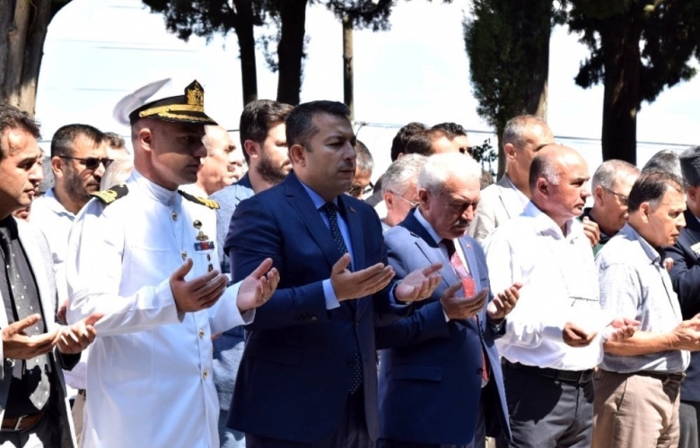 LAPSEKİ’DE 15 TEMMUZ ANMA TÖRENİ DÜZENLEDİ     
