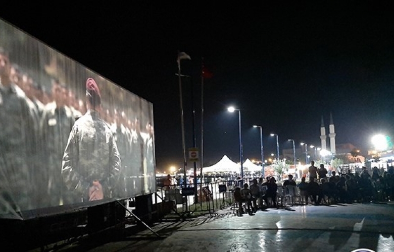 LAPSEKİ’DE SOKAK SİNEMASI 