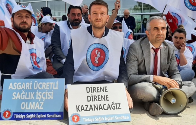 ÇOMÜ HASTANESİ ÖNÜNDE İKİ FARKLI SENDİKANIN  ÜYELERİ TARTIŞTI
