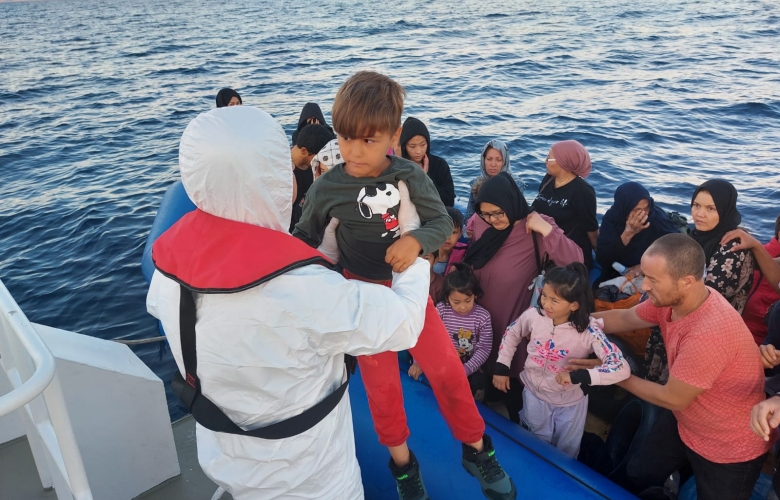 ÇANAKKALE AÇIKLARINDA 41 DÜZENSİZ GÖÇMEN KURTARILDI