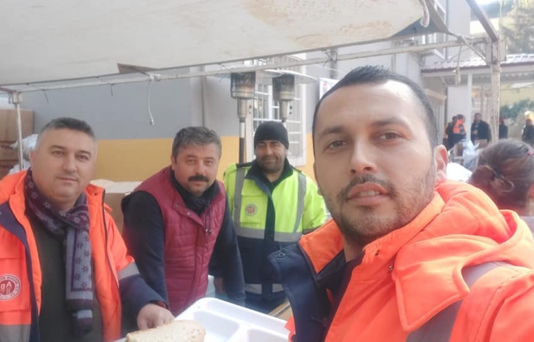 BELEDİYE BAŞKANLARI DEPREMZEDELERE YEMEK DAĞITTI