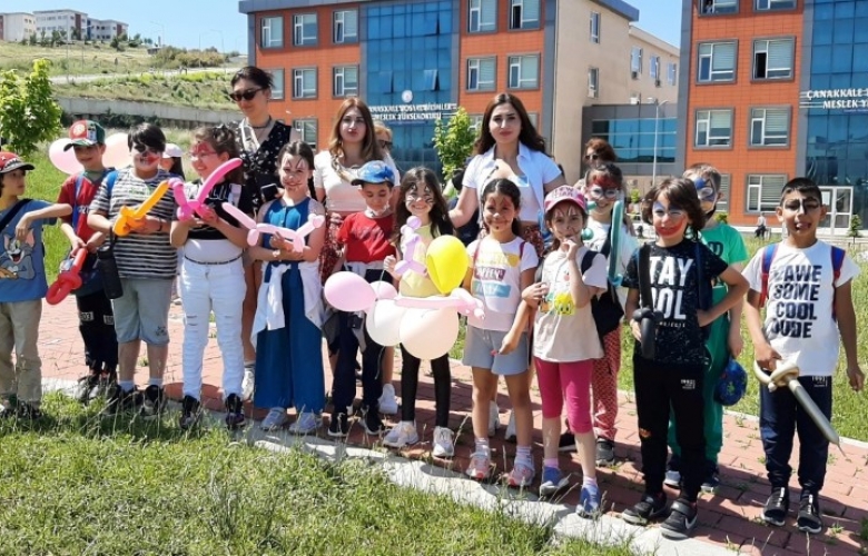 ÇOCUKLAR ÇOMÜ’’LÜ ÖĞRENCİLER SOSYAL SORUMLULUK PROJESİNDE BİR ARAYA GELDİ