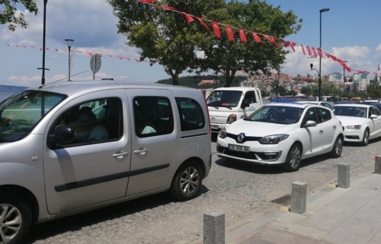 ÇANAKAKLE FERİBOT İSKELESİ’NDE ARAÇ KUYRUĞU