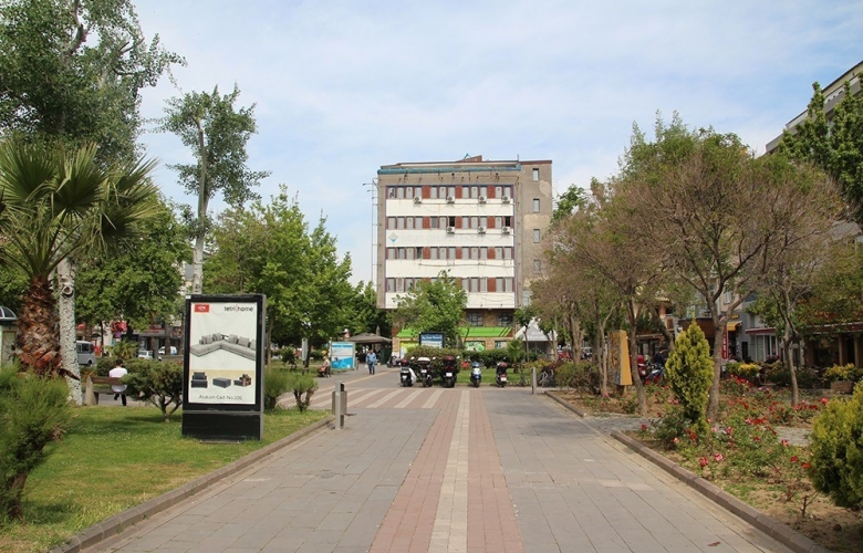 Cumhuriyet Meydanı'nda boşaltılan bina yıkılmayı bekliyor