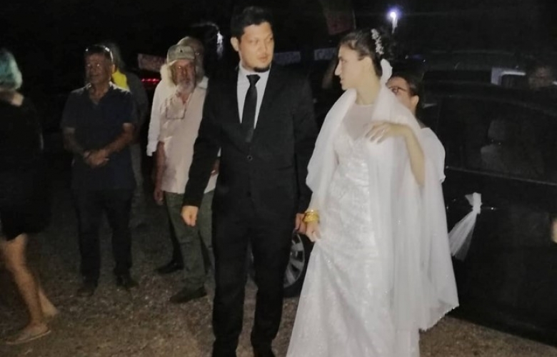 GELİNLİKLERİ VE DAMATLIKLARI  İLE SU VE VİCDAN NÖBETİNE DESTEK VERDİLER
