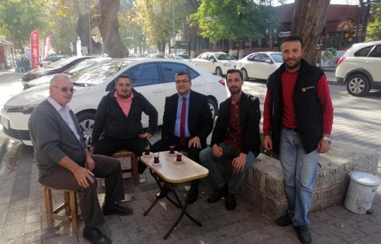 ÖZ, HALKLA OLAN BAĞINI HİÇ KOPARMAYARAK GÖNÜLLERE DOKUNUYOR
