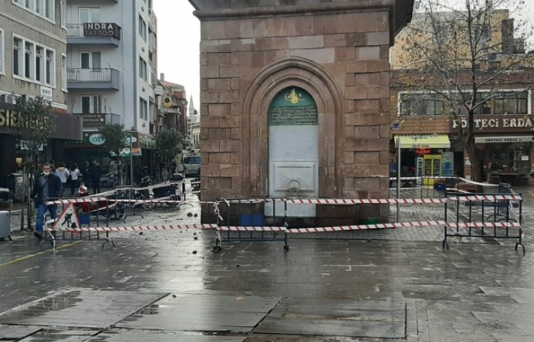 SAAT KULESİNDEN KOPAN PARÇALAR TEHLİKE YARATTI