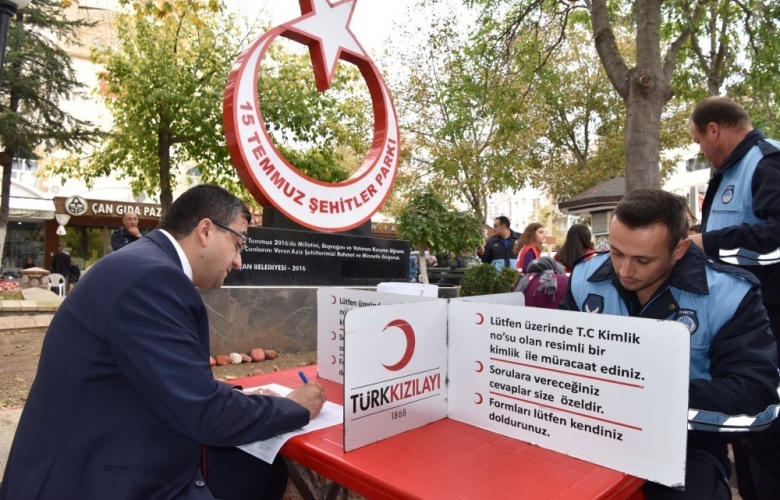 BAŞKAN ÖZ VE BELEDİYE PERSONELİNDEN KIZILAY HAFTASINDA ANLAMLI BAĞIŞ