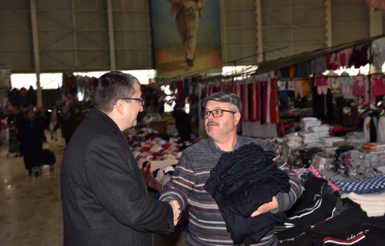 ÖZ, HAFTAYA PAZAR ESNAFINI ZİYARET EDEREK BAŞLADI