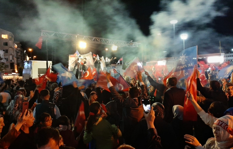 ÇANAKKALE’DE AK PARTİLİLERDEN İSKELE MEYDANINDA KUTLAMA YAPTI