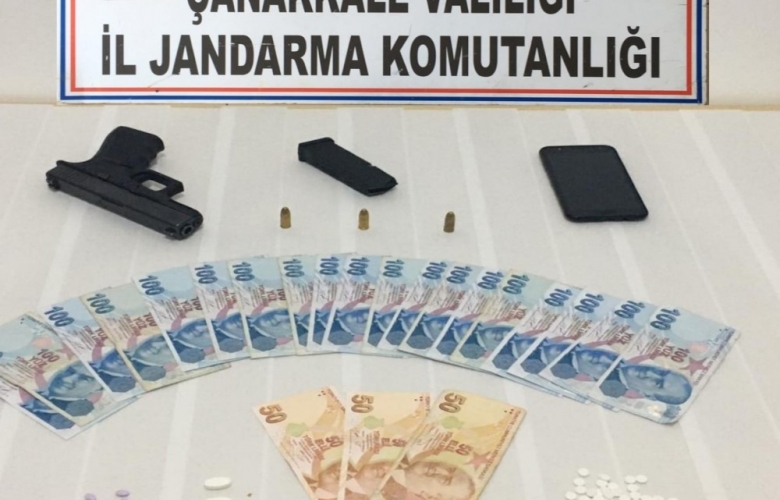 RUHSATSIZ ATEŞLİ SİLAH SATARKEN YAKALANDI               