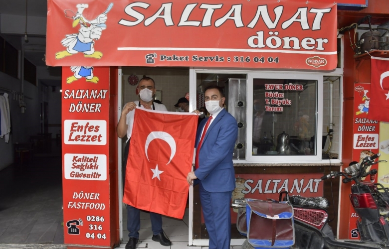 ERDOĞAN  TÜRK BAYRAĞI DAĞITTI