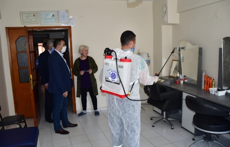 BİGA BELEDİYESİ PAZARTESİ GÜNÜ AÇILACAK BERBER VE KUAFÖRLERİ DEZENFEKTE ETTİ