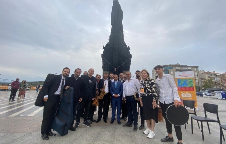 VALİ AKTAŞ ”BİR BAŞKADIR ÇANAKKALE” KONSERİNİ İZLEDİ