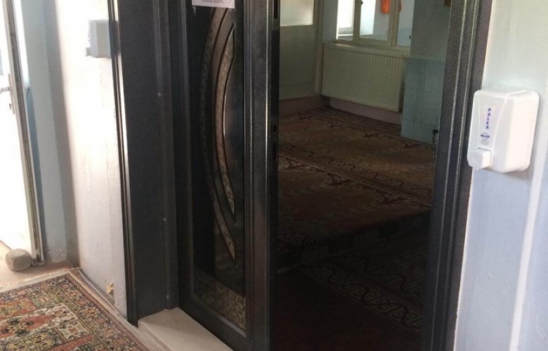 ÇANAKKALE BELEDİYESİ CAMİLERE EL DEZENFEKTANI YERLEŞTİRDİ