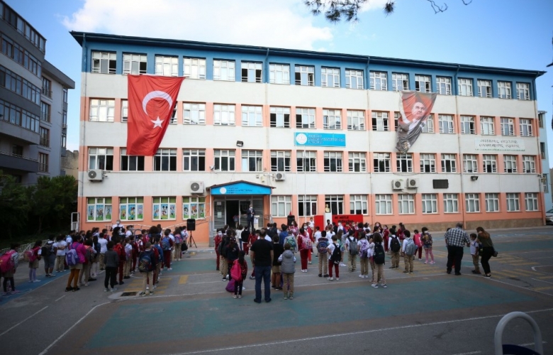 ZİLLER ÇALDI, ÖĞRENCİLER UZUN BİR ARADAN SONRA DERS BAŞI YAPTI