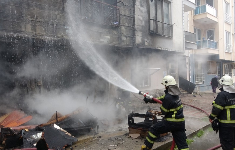 KAYNAK MAKİNASININ KIVILCIMLARI YANGIN ÇIKARTTI
