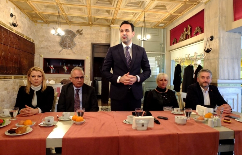 AK PARTİLİLER 10 OCAK GAZETECİLER GÜNÜ DOLAYISI İLE GAZETECİLERLE BİR ARAYA GELDİ