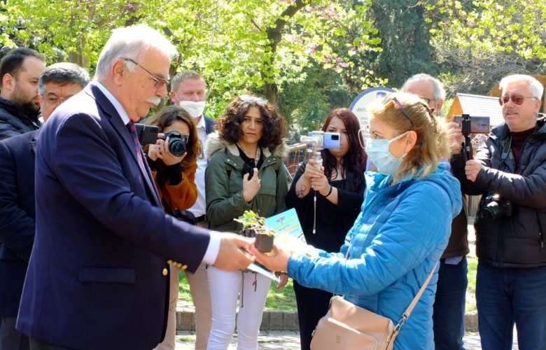 ÇANAKKALE DOMATESİ FİDESİ ALMAK İÇİN VATANDAŞLAR  METRELERCE KUYRUK OLUŞTURDU