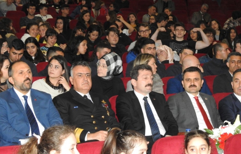İSTİKLAL MARŞININ ŞAİRİ MEHMET AKİF ERSOY DÜZENLENEN PROGRAM İLE ANILDI