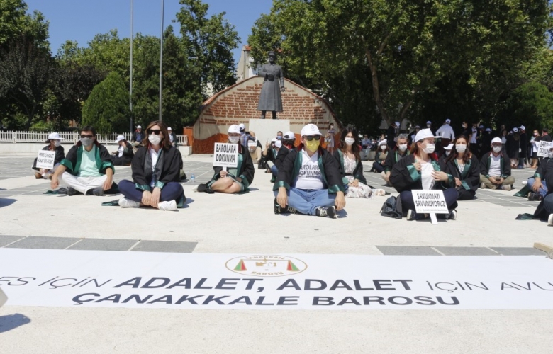 ÇANAKKALE BAROSU AVUKATLARDAN OTURMA EYLEMİ