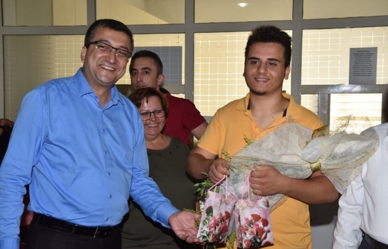 ÖZ YENİ KAYIT YAPTIRAN ÜNİVERSİTE  ÖĞRENCİLERİNİ KARŞILADI