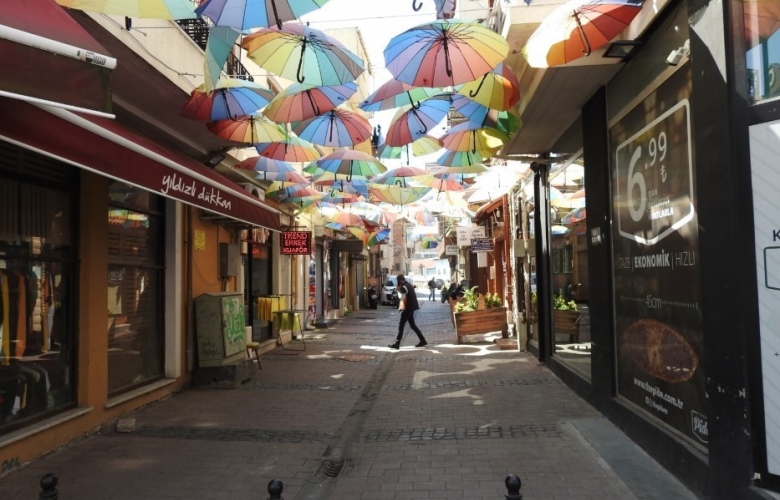 ÇARŞI CADDESİ KAPANDI CORONAVİRÜS  TEHDİDİ İŞYERLERİNİ KAPATTI