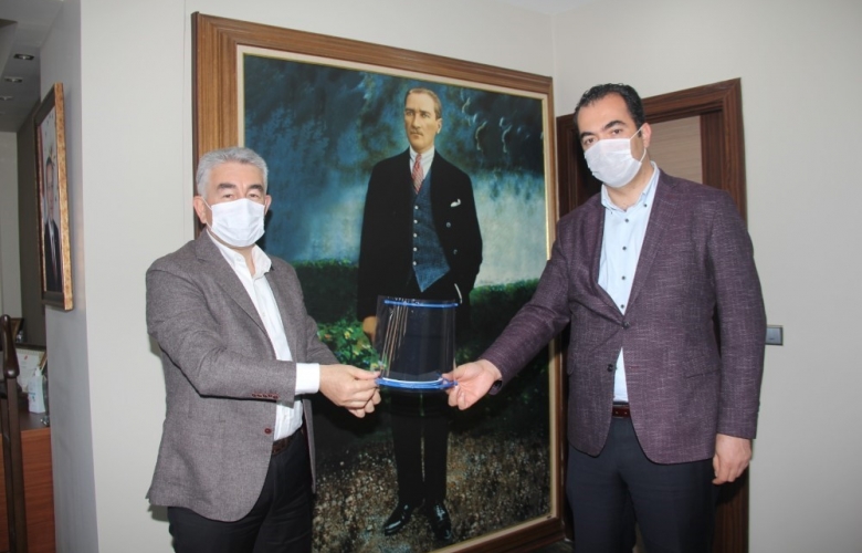 BİLİM VE SANAT MERKEZİNDE ÜRETİLEN YÜZ KORUYUCU MASKELER İL EMNİYET MÜDÜRÜMÜZE TESLİM EDİLDİ