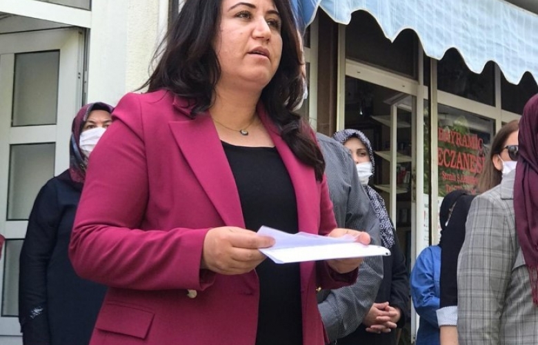 AK PARTİ KADIN KOLLARINDAN BAYRAMİÇ BELEDİYE BAŞKANI MERT UYGUN' A TEPKİ