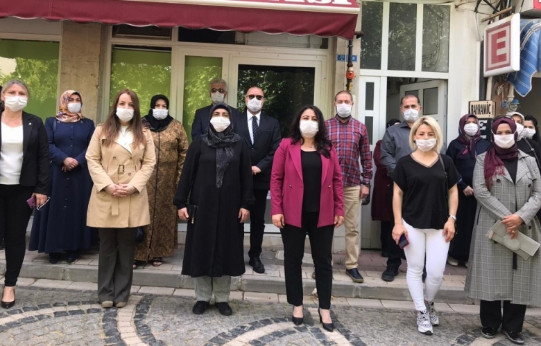 AK PARTİ KADIN KOLLARINDAN BAYRAMİÇ BELEDİYE BAŞKANI MERT UYGUN' A TEPKİ