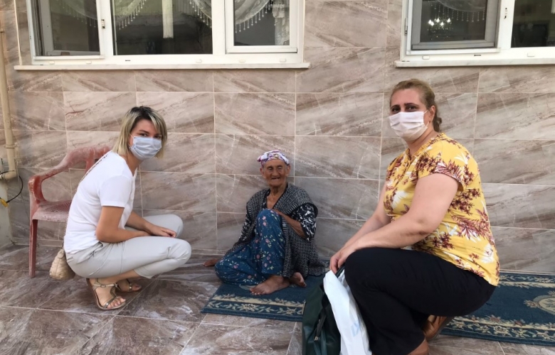BÜYÜKLERE HÜRMET AK KADINLARDAN GELDİ