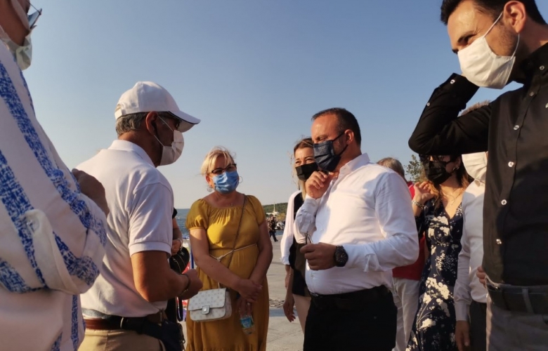 TURAN İSKELE MEYDANINDA AŞURE DAĞITTI