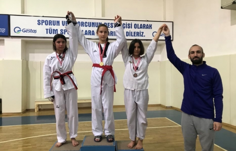 GENÇ TAEKWONDOCULAR ÇANAKKALE OKULLAR ARASI TAEKWONDO ŞAMPİYONASINDA TER DÖKTÜ