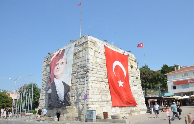 ÖZACAR “ATATÜRK,  104 YIL ÖNCE GELİBOLU  YARIMADASINDA DOĞAN BİR ÖNDERDİR.”