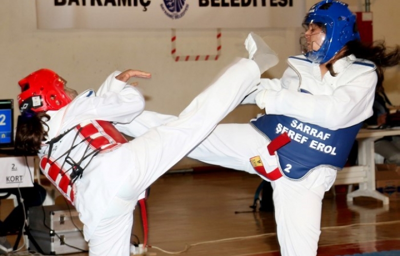 BAYRAMİÇ'TE YAPILAN TAEKWANDO ŞAMPİYONASINA BÜYÜK İLGİ
