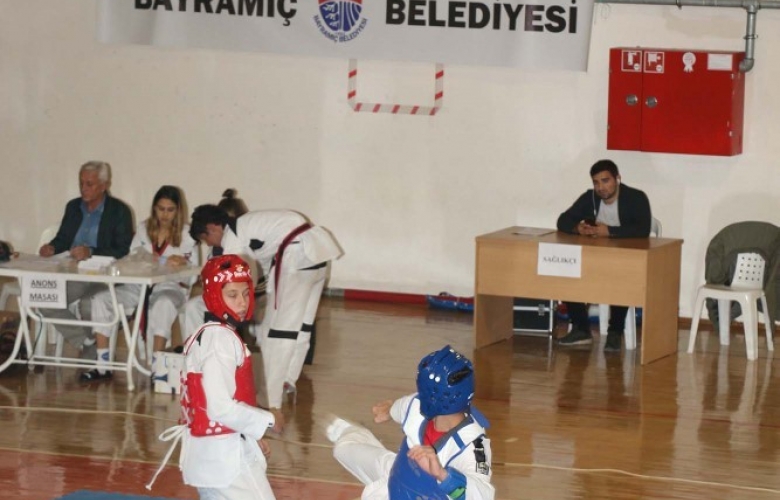 BAYRAMİÇ'TE YAPILAN TAEKWANDO ŞAMPİYONASINA BÜYÜK İLGİ