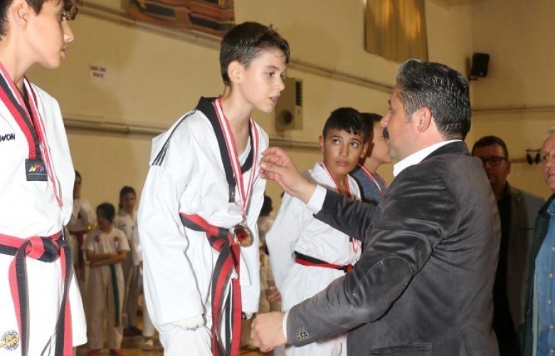 BAYRAMİÇ'TE YAPILAN TAEKWANDO ŞAMPİYONASINA BÜYÜK İLGİ