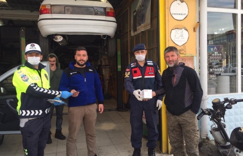 JANDARMA VE EMNİYET TRAFİK EKİPLERİ ÇANAKKALE KÜÇÜK SANAYİ ESNAFINA MASKE DAĞITILDI