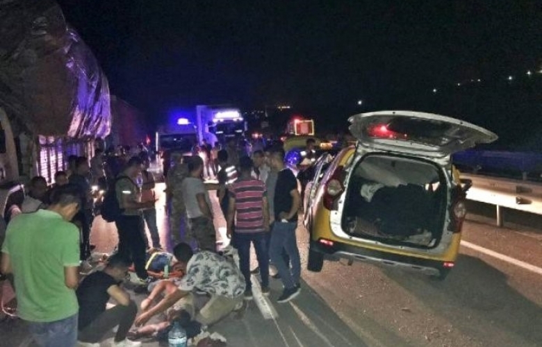TERHİS OLAN GENÇLER KAZA YAPTI: 6 YARALI        