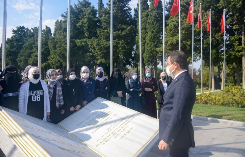 SURİYELİ GENÇLER TARİHİ ALAN'DA