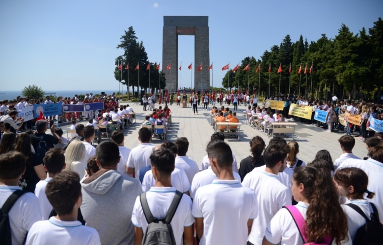 ŞEHİTLER ABİDESİ’NDE “DERSİMİZ ÇANAKKALE” ETKİNLİĞİ DÜZENLENDİ