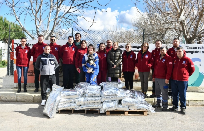 ÇANAKKALE BELEDİYESİ TARAFINDAN TEMİM EDİLEN MAMALAR HAYVANSEVERLERE TESLİM EDİLDİ