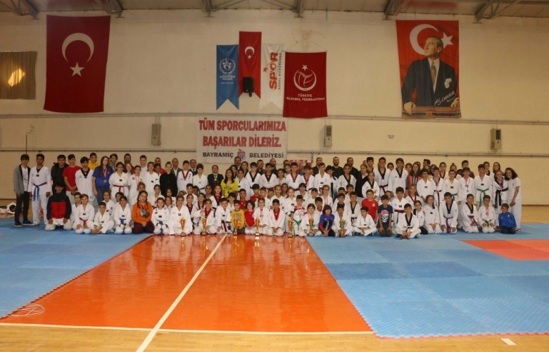 BAYRAMİÇ'TE YAPILAN TAEKWANDO ŞAMPİYONASINA BÜYÜK İLGİ