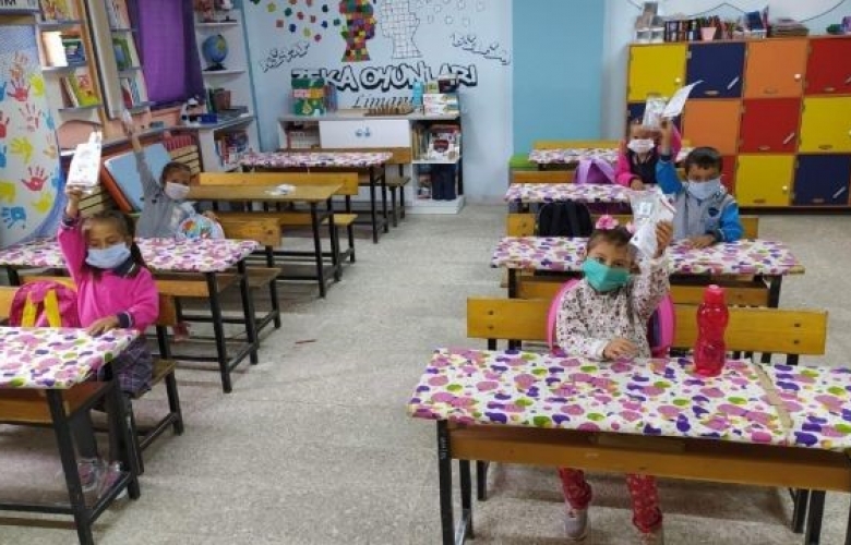 ÖĞRENCİLERE MASKE VE SOSYAL MESAFE KURALLARI ÖRNEK OLMAKLA ÖĞRETİLEBİLİR