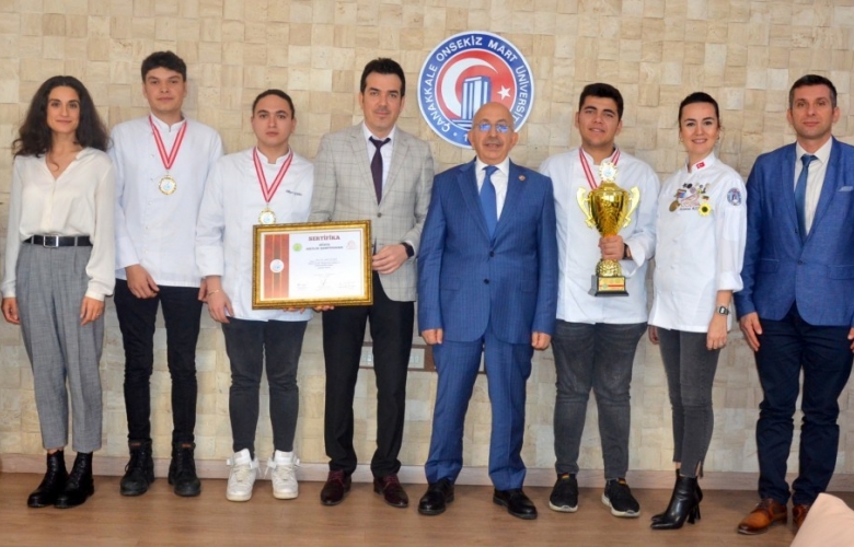ÇOMÜ’LÜ ŞAMPİYON AŞÇILARDAN REKTÖR SEDAT MURAT’A ZİYARET