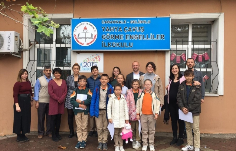 ÖĞRENCİLER GÖRME ENGELLİ ARKADAŞLARINA SESLİ MASAL OKUDU