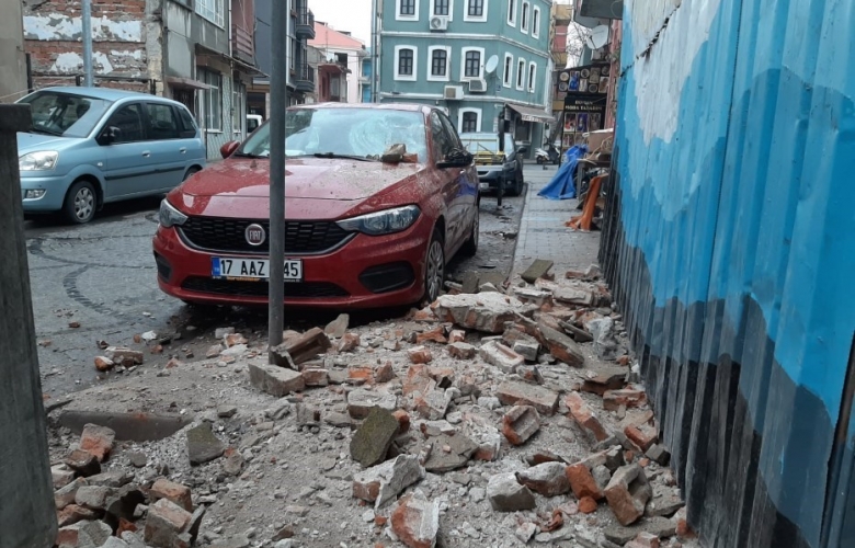 ŞİDDETLİ FIRTINADA METRUK BİNALARA DİKKAT