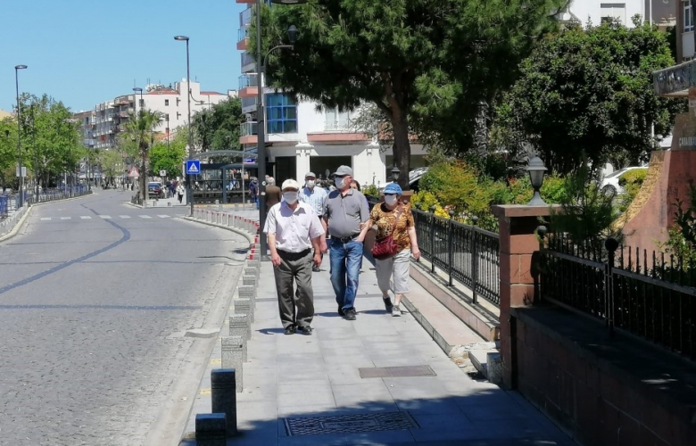RAMAZAN BAYRAMINI SOKAĞA ÇIKARAK KUTLADILAR